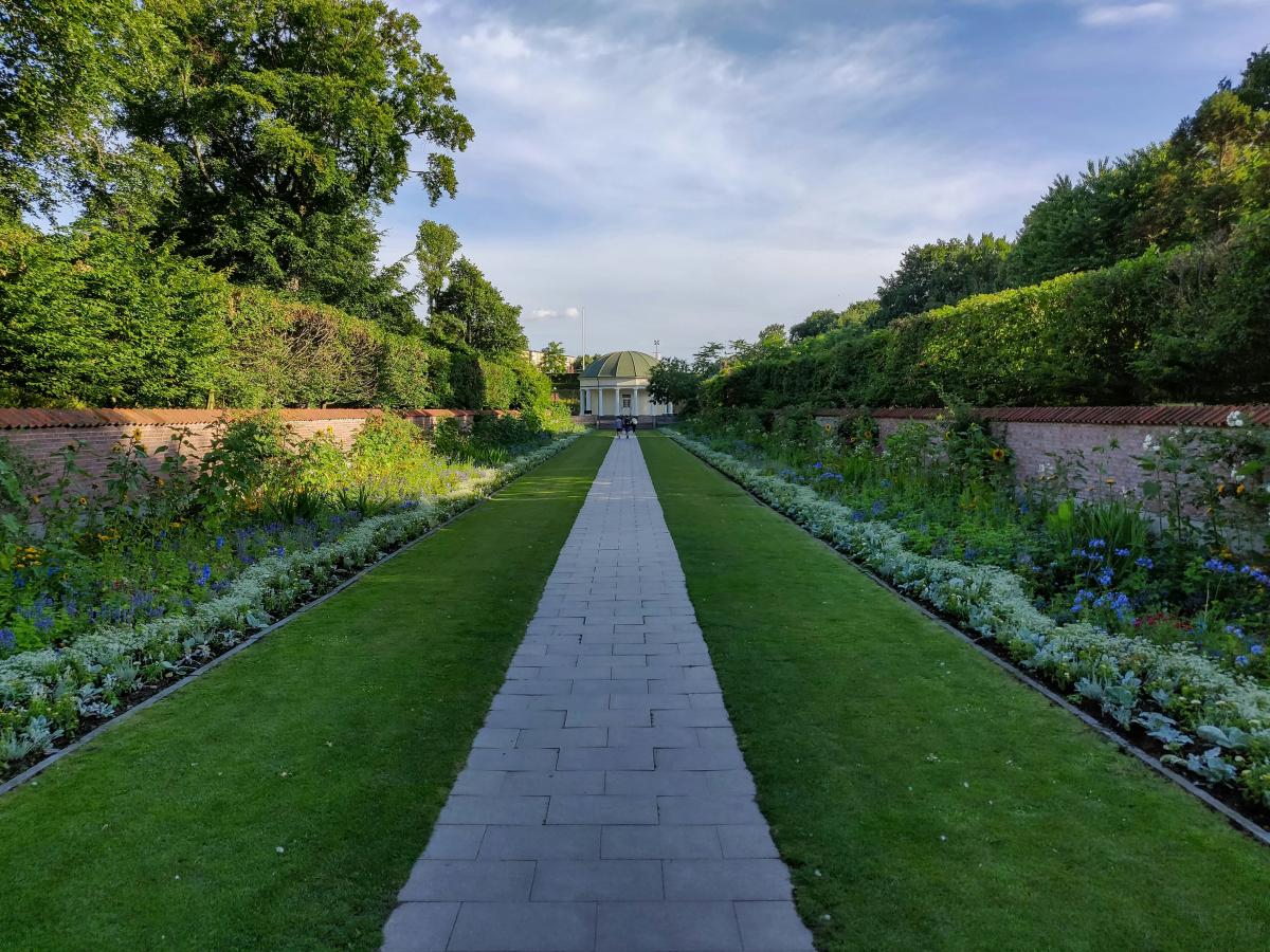 Les bonnes raisons de déléguer l'aménagement de son jardin à un paysagiste plutôt que de s'y atteler seul